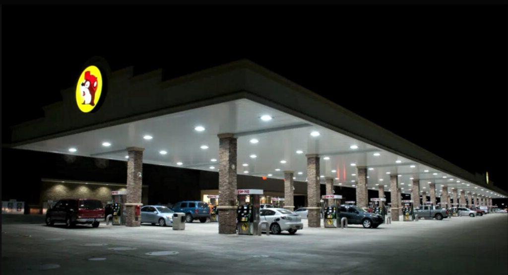 2. 大型的Buc-ee旅游中心有60到120个加油站. 这张照片显示了一个典型的商店的两个加油区之一.
